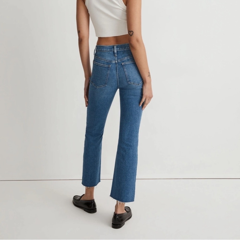 Madewell Kick Out Crop Jeans Mid Rise Raw Hem Cherryville Wash Size 32 NWT - Picture 3 of 6